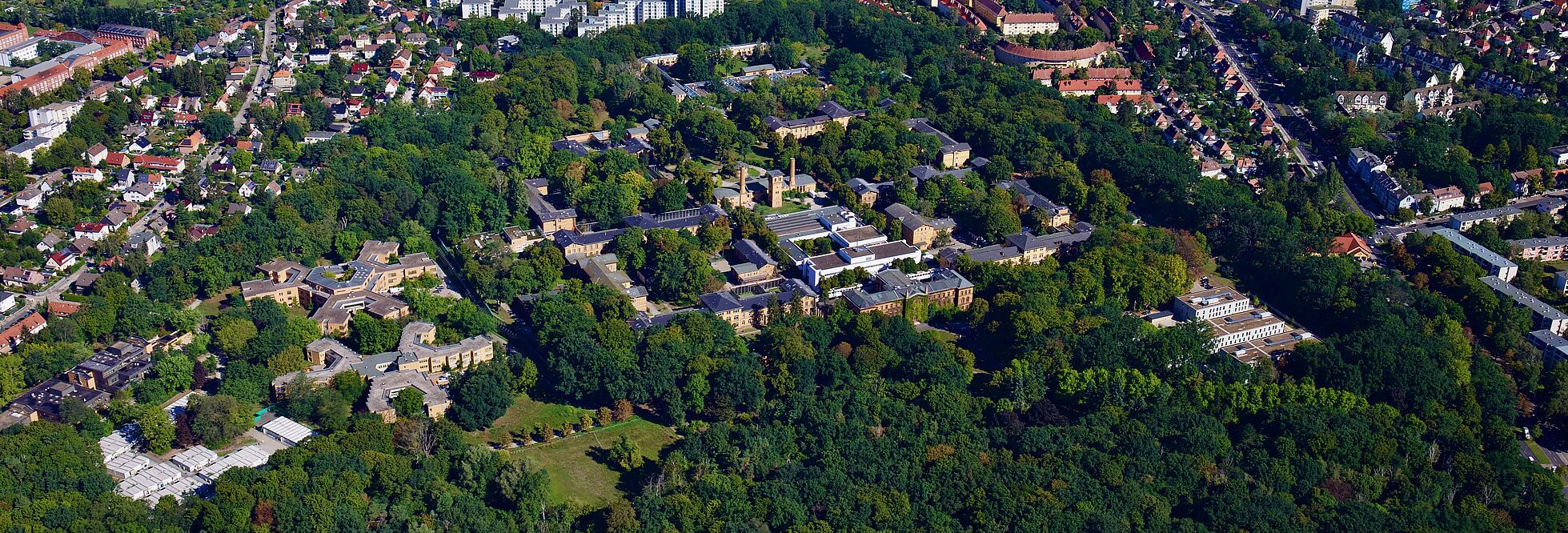 Luftaufnahme zeigt das Gelände der Karl-Bonhoeffer-Nervenklinik im Sonnenlicht.