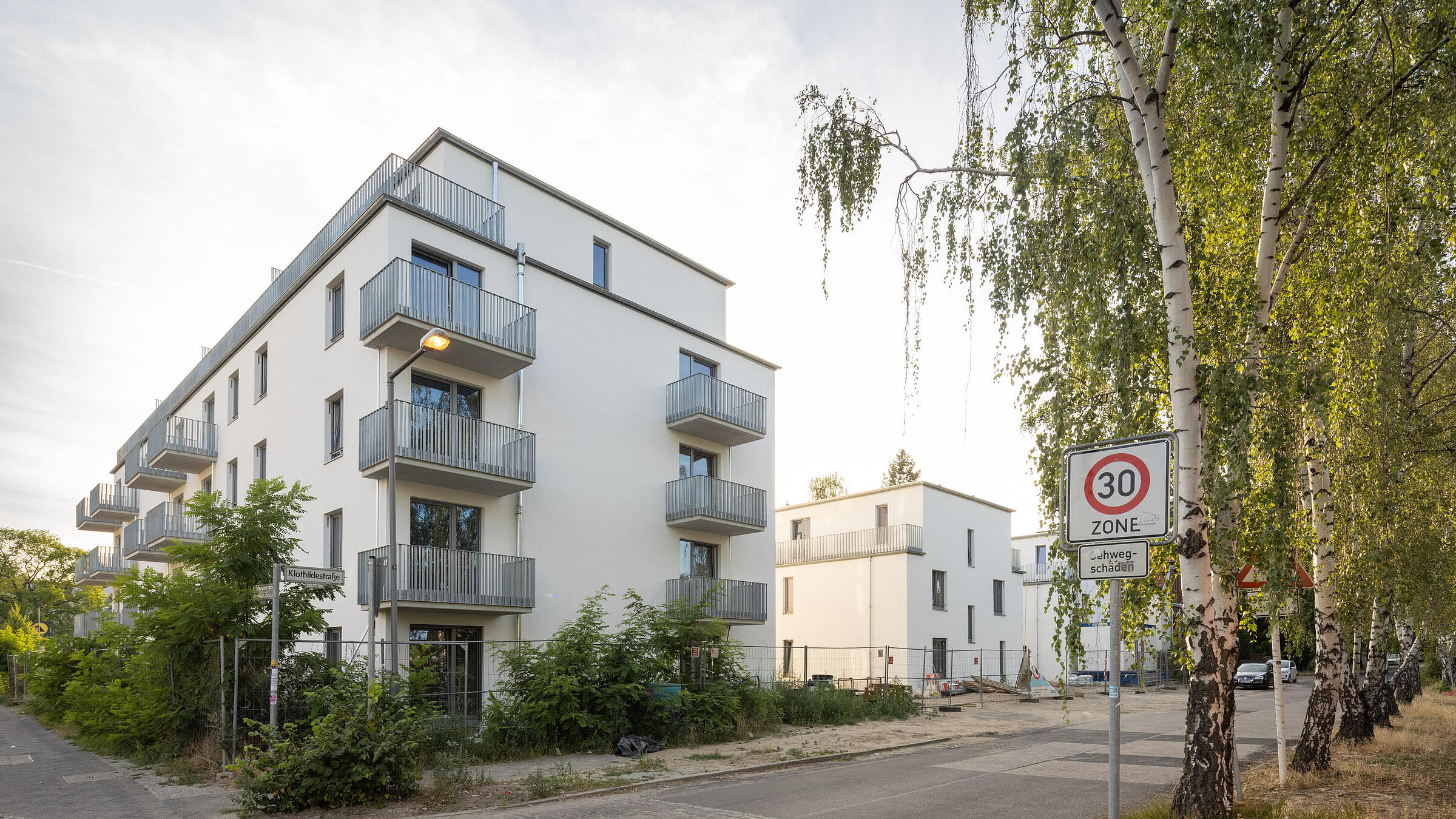 fünfgeschossiges Wohnhaus mit Balkonen