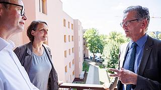 Schlüsselübergabe am Hamburger Platz. Im Gespräch (v.l.n.r.): Lars Holborn (vorstandsmitglied GESOBAU AG), Julia Dahlhaus (Geschäftsführerin DMSW Architekten), Christian Gaebler (Senator Stadtentwicklung, Bauen und Wohnen.)