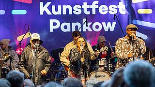 Auftritt einer Band auf der Kunstfest-Bühne vor Publikum
