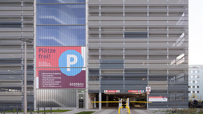 Außenaufnahme zeigt ein modernes Parkhaus mit Schranke im Quartier Stadtgut Hellersdorf.