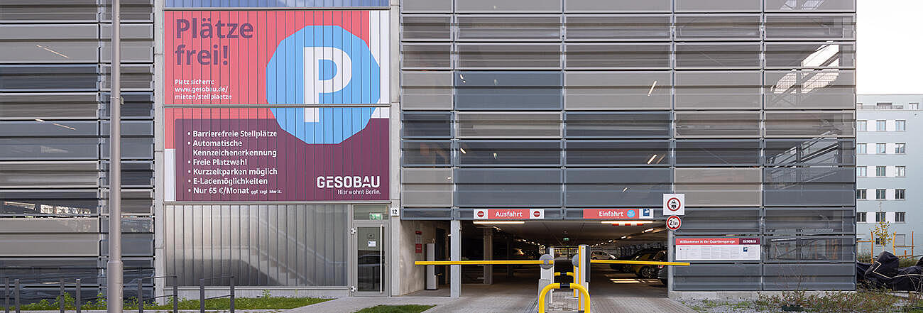 Außenaufnahme zeigt ein modernes Parkhaus mit Schranke im Quartier Stadtgut Hellersdorf.