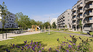 Heller, grüner Park inmitten einer neuen modernen Wohnanlage im Quartier Stadtgut Hellersdorf.