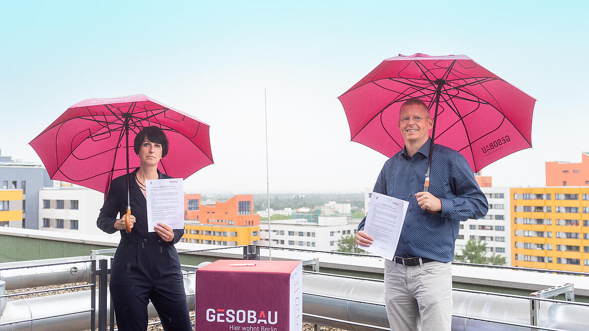Helene Böhm und Bezikrsstadtrat Tobias Dollase auf einer Terrasse mit Blick über die Hochhäuser im Märkischen Viertel