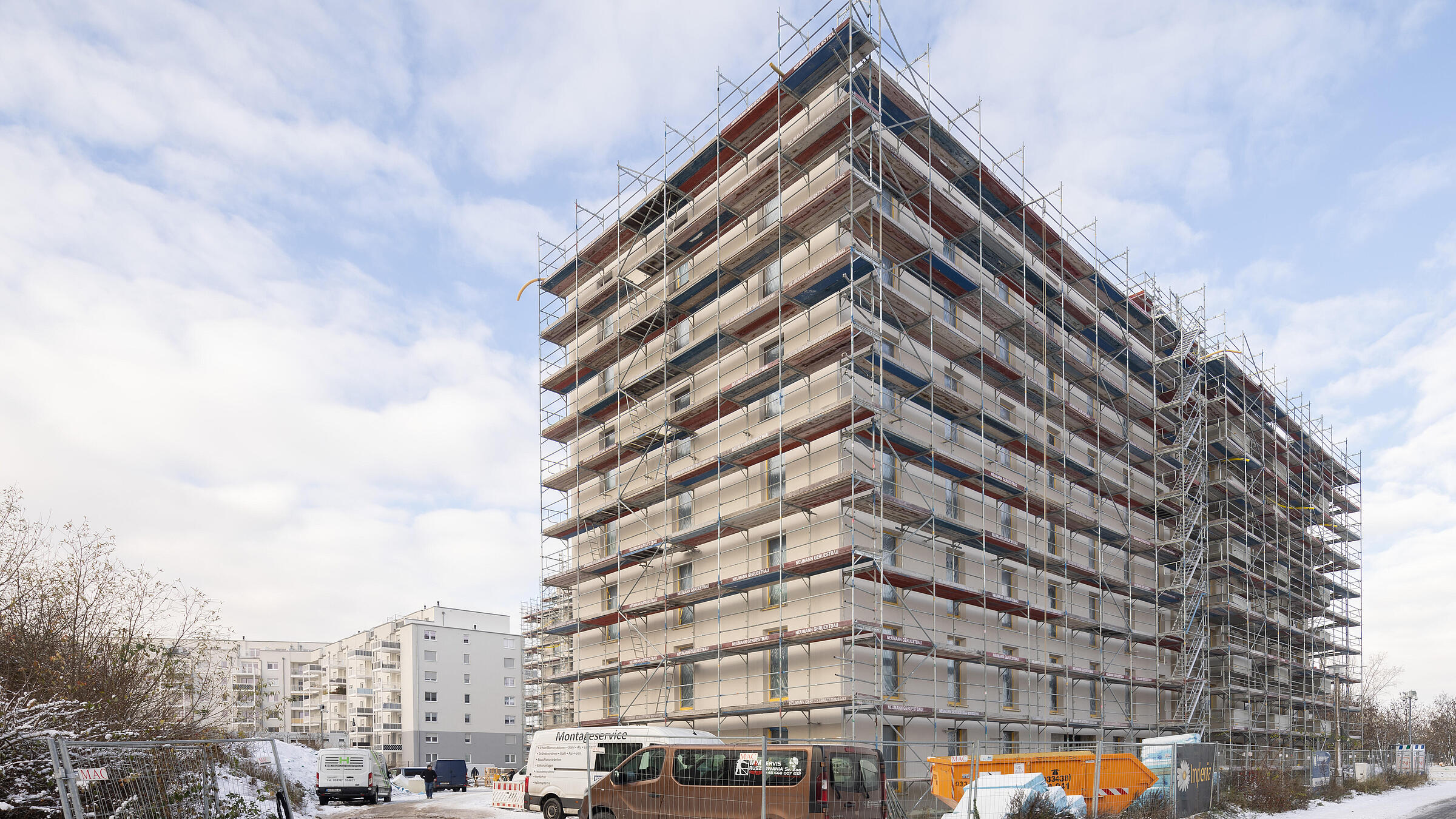 siebengeschossiger moderner Neubau, noch mit Baugerüst