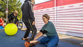 Kind übt Kunststück beim Mitmachzirkus