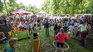 Kinder beim Mitmachzirkus im Schlosspark