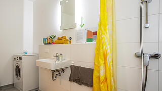 Möbliertes Badezimmer mit Hilfen für ältere Menschen