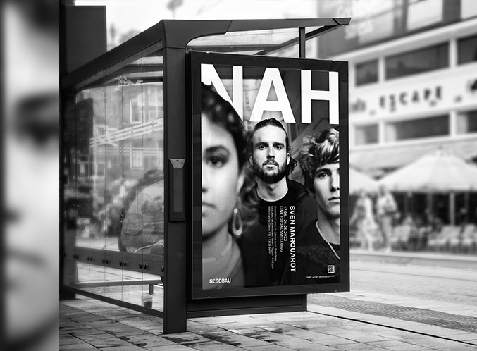 Ausstellungsplakat "Nah" mit jungen Menschen in der Nahaufnahme hängt an einer Bushaltestelle