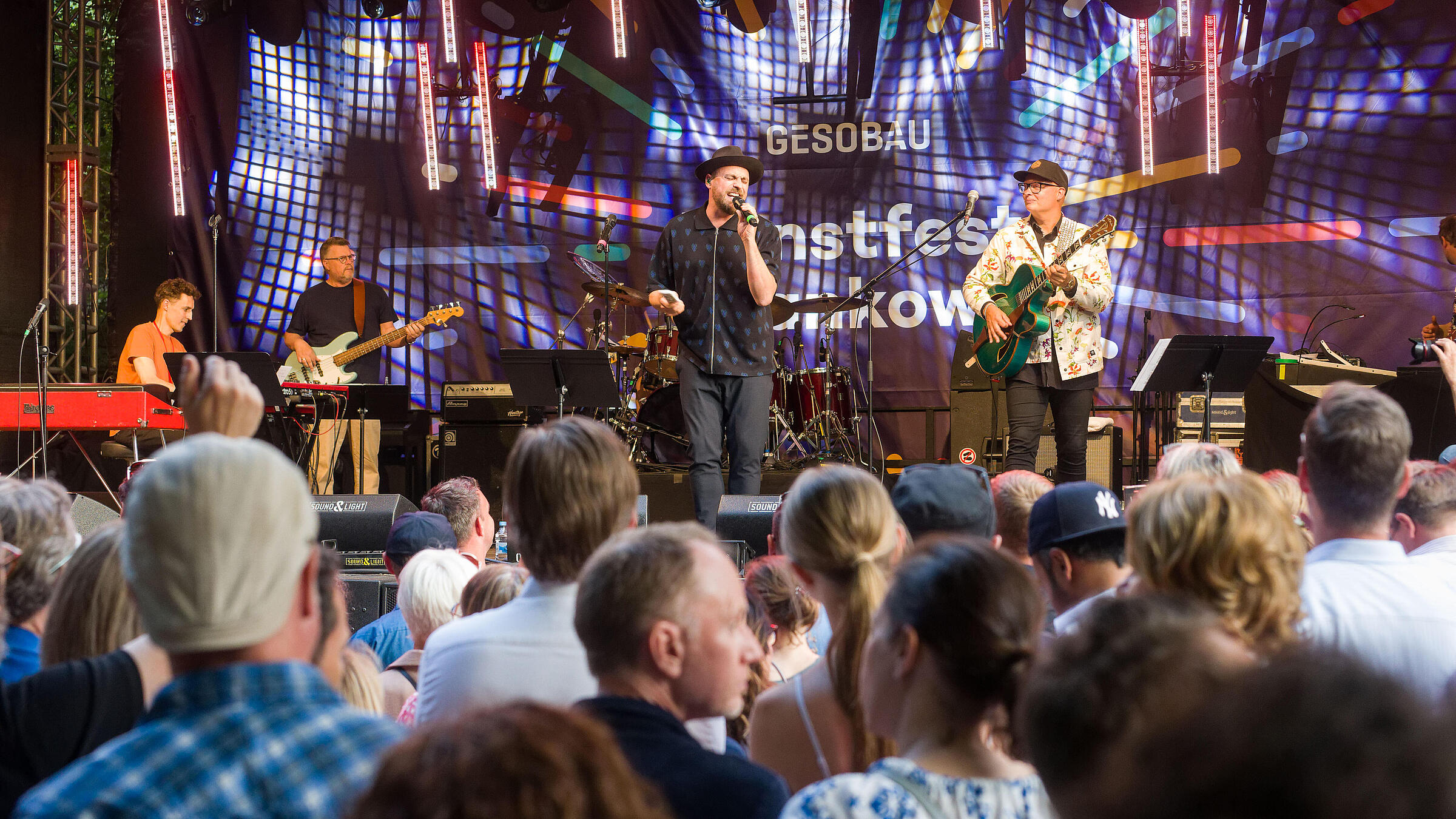 Max Mutzke und die Torsten Goods Allstar Band auf der Großen Bühne.