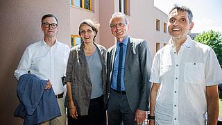 Schlüsselübergabe am Hamburger Platz auf dem Balkon der Musterwohnung (v.ln.r.): Lars Holborn (GESOBAU AG), Julia Dahlhaus (DMSW Architekten), Christian Gaebler (Senator Stadtentwicklung, Bauen und Wohnen), Cornelius Bechtler (Baustadtrat Bezirk Pankow).