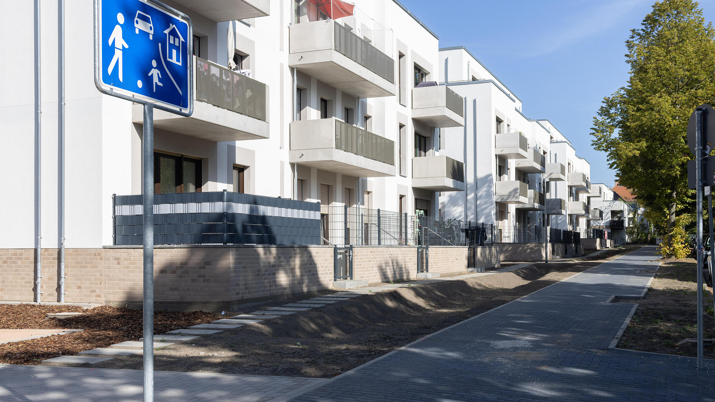 Bild zeigt Blick auf fertiggestellte Wohnhäuser an der Beate-Hahn-Straße/Marianne-Förster-Straße (Stand September 2024).
