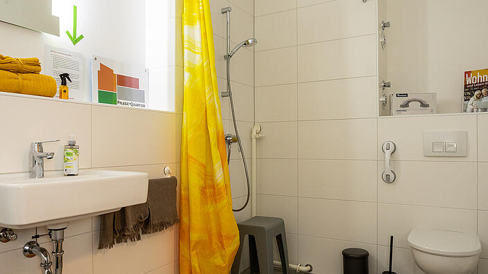 möbliertes Badezimmer mit bodengleicher Dusche