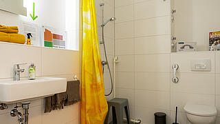 möbliertes Badezimmer mit bodengleicher Dusche