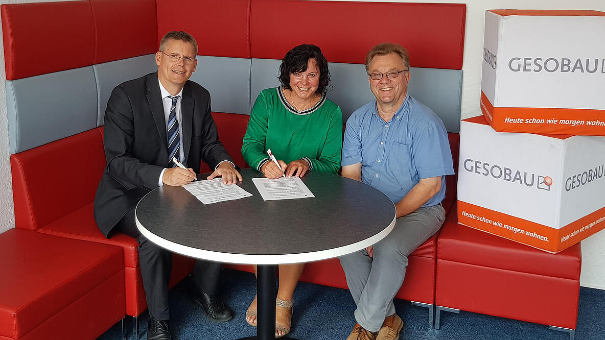 Irina Herz unterzeichnet Kooperation mit Jugendhilfe Reinickendorf