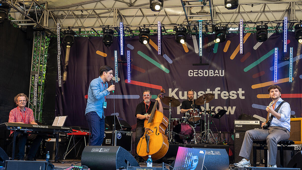 Außenaufnahme zeigt Musiker mit Kontrabass auf der Großen Bühne.