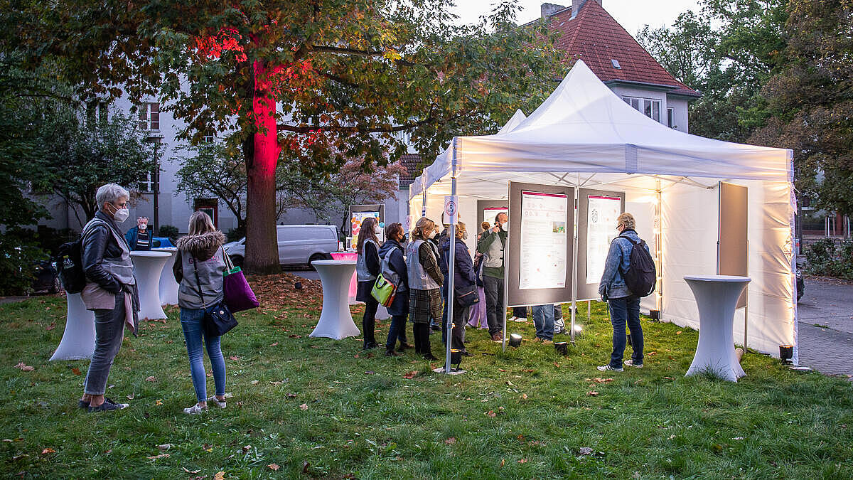 Weitwinkelaufnahme eines Pavillions in der Dämmerung