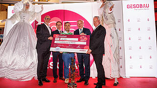 Jörg Franzen, Andreas Kraus, Bob Hanning, Kai Wegner und Christian Wilkens halten den symbolischen Spendenscheck für 125 neue Stadtbäume in Berlin