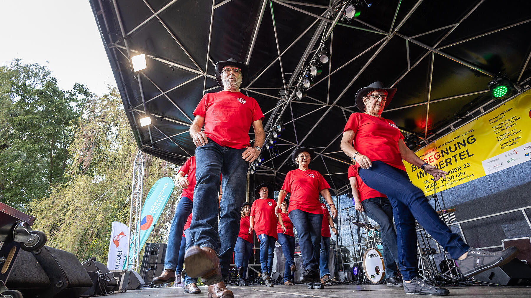 Außenaufnahme zeigt die Gruppe Foxy Dancers in Aktion auf der Bühne.