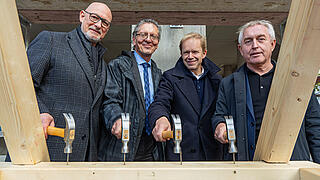 Jörg Franzen, Vorstandsvorsitzender der GESOBAU AG, Christian Gaebler, Senator für Stadtentwicklung, Bauen und Wohnen, Ephraim Gothe, Bezirksstadtrat für Stadtentwicklung in Berlin-Mitte, Martin Froh, Projektplaner von Winking Froh Architekten GmbH.