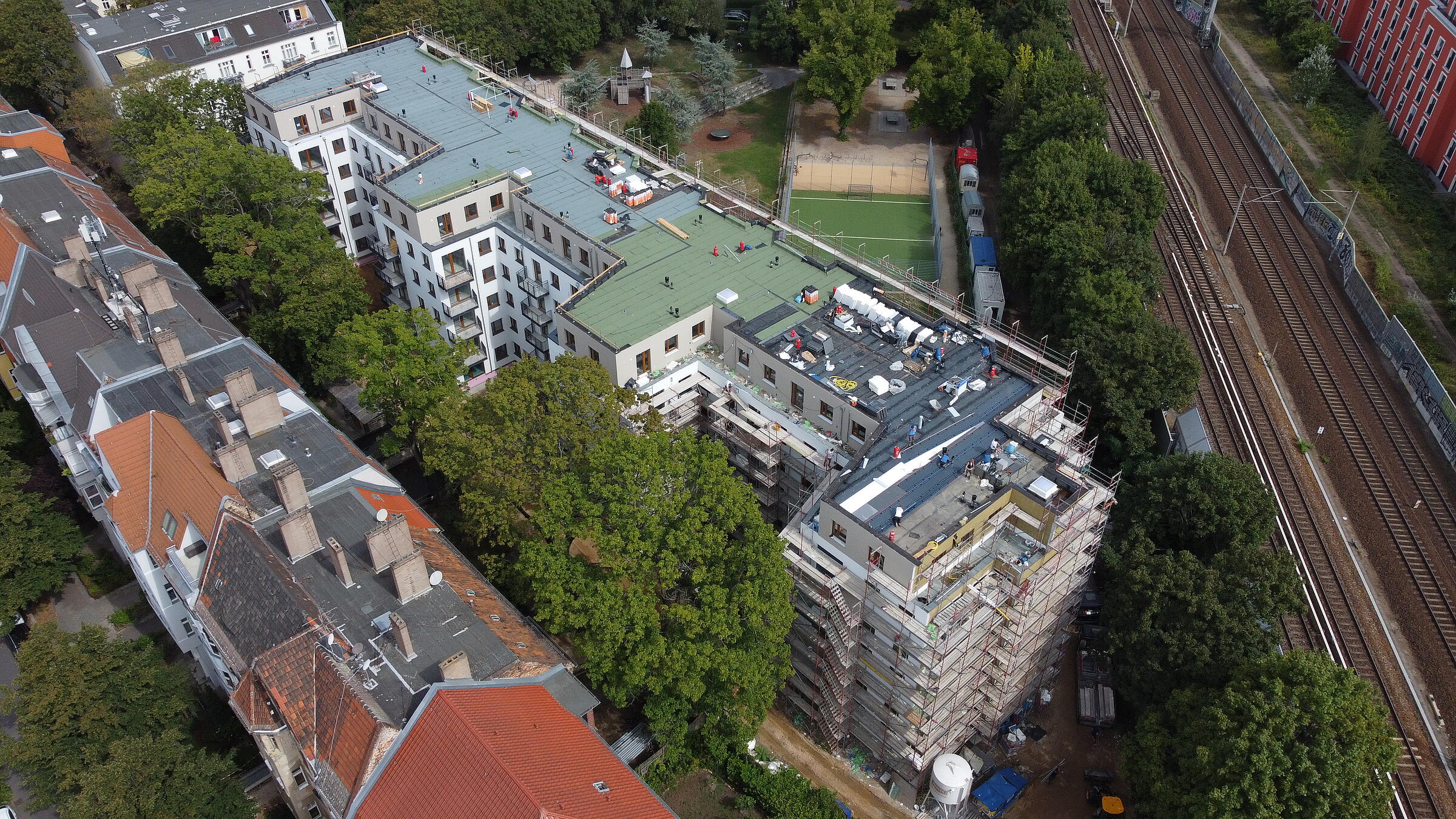 Luftaufnahme zeigt den Bautenstand des Neubaus in der Mühlenstraße nach Westen, rechts die Bahngleise.