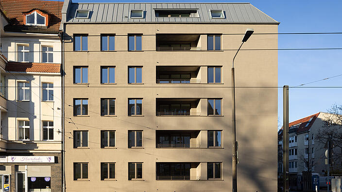 Bild zeigt Blick von der Straße auf den Neubau in der Uhlandstraße 70.