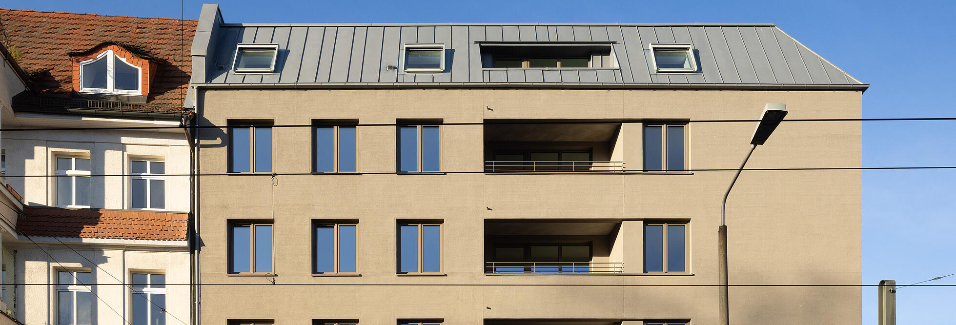 Bild zeigt Blick von der Straße auf den Neubau in der Uhlandstraße 70.