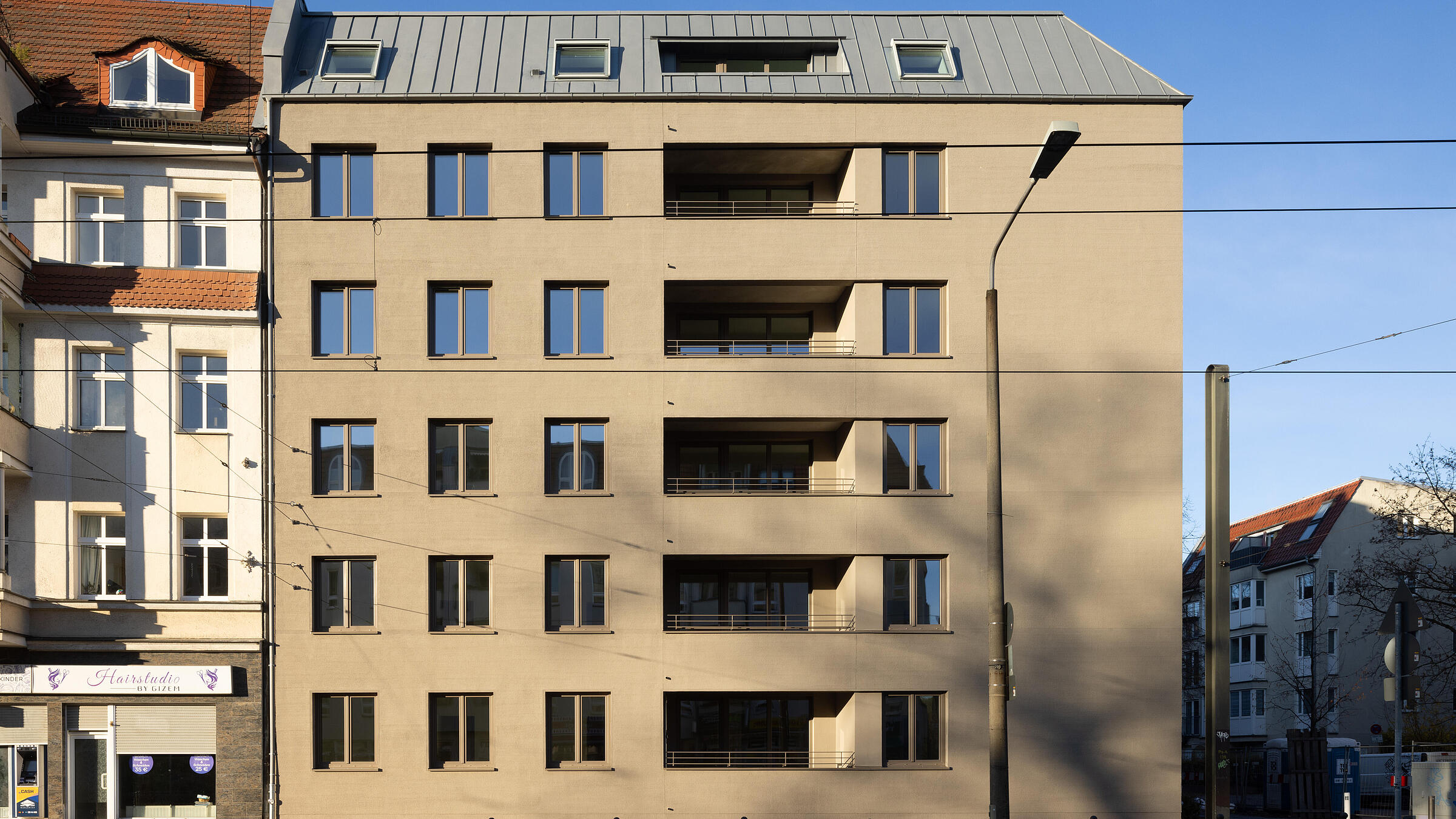 Bild zeigt Blick von der Straße auf den Neubau in der Uhlandstraße 70.