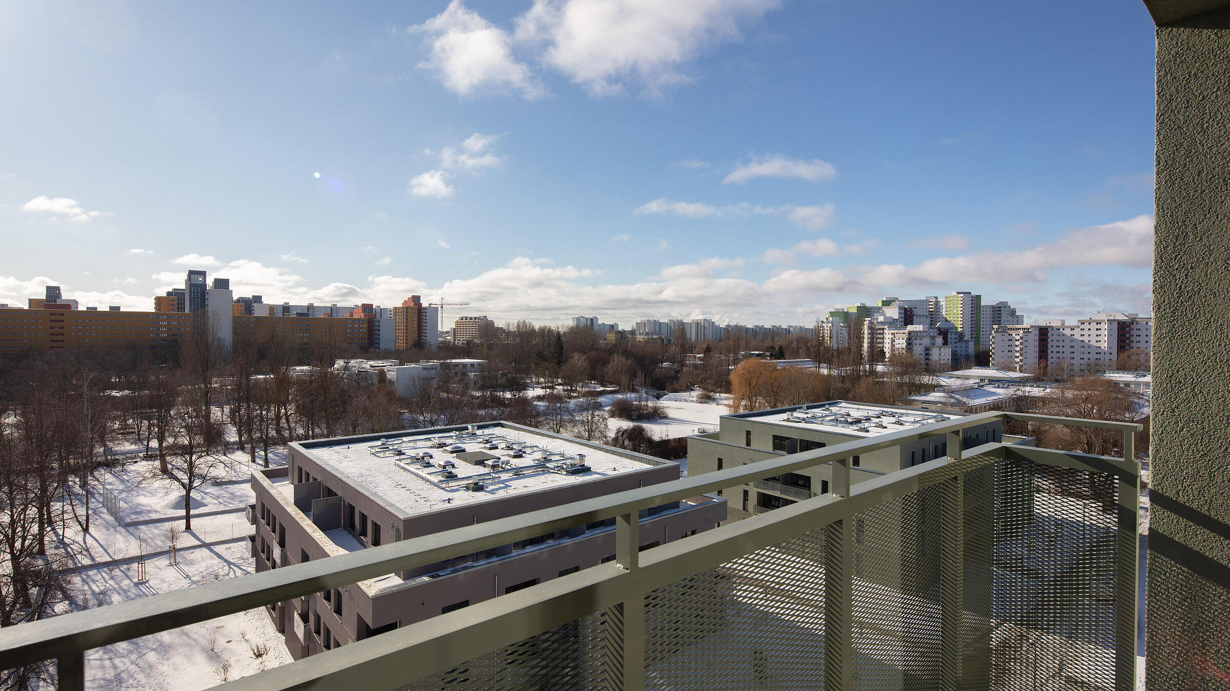 Theodor Quartier: Blick vom Balkon auf zwei dreistöckige Wohnhäuser