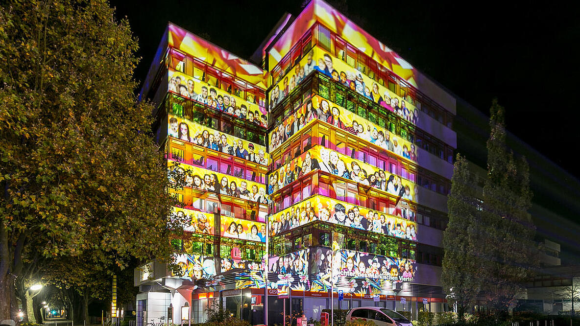 Bunt beleuchtetes Hochhaus