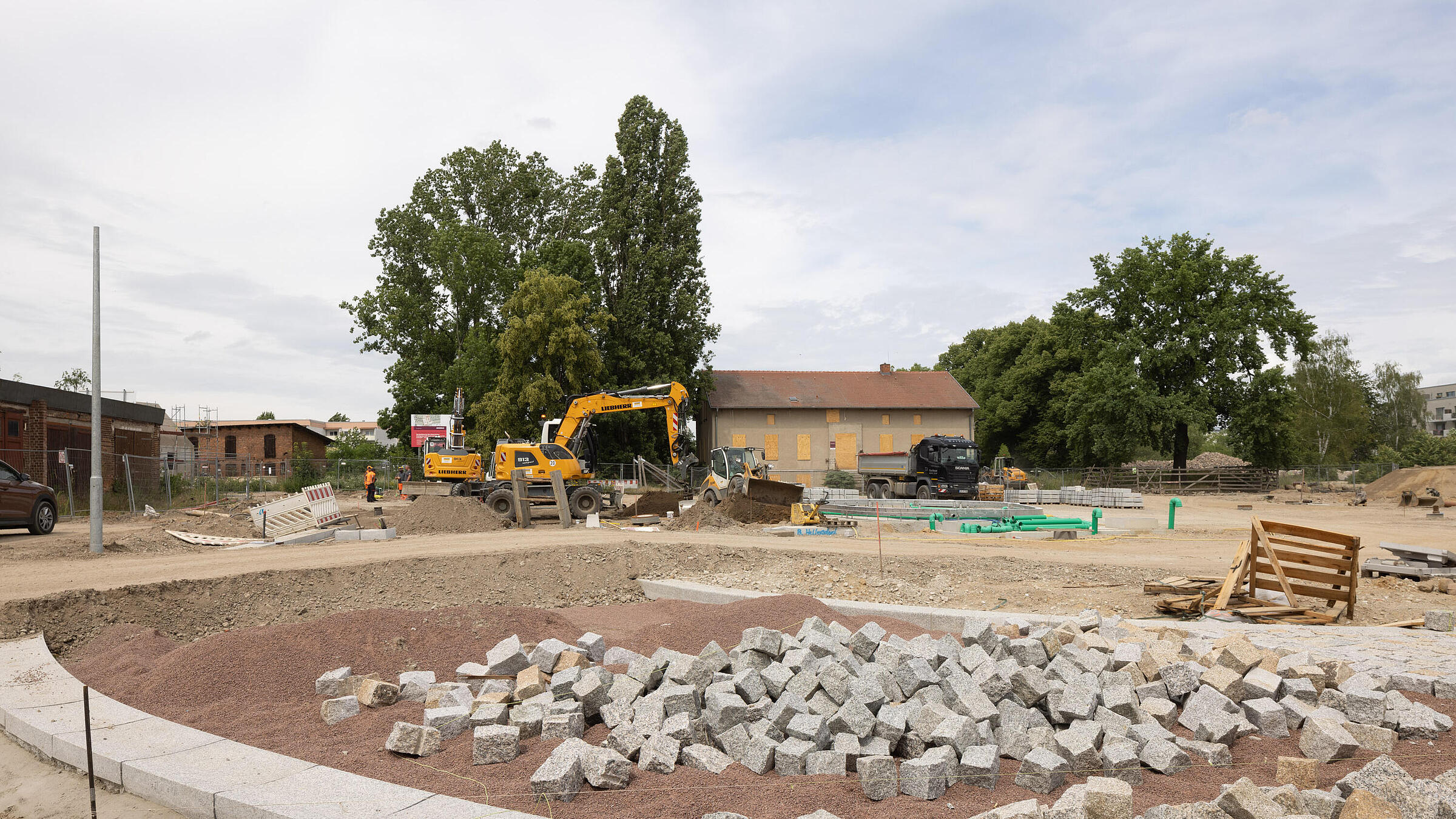 Stadtplatz im Quartier Stadtgut Hellersdorf: Pflastersteine liegen auf einer sandigen Fläche und werden später einen großen Platz ergeben