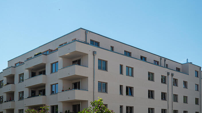 Außenaufnahme zeigt das Gebäude in der Blankenburger Straße.