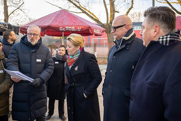 Franziska Giffey, Regierende Bürgermeisterin von Berlin, bei der Besichtigung eines Bauprojekts.