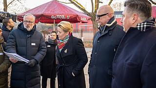Franziska Giffey, Regierende Bürgermeisterin von Berlin, bei der Besichtigung eines Bauprojekts.
