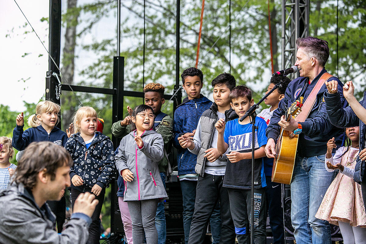 Kinder singen auf der Bühne