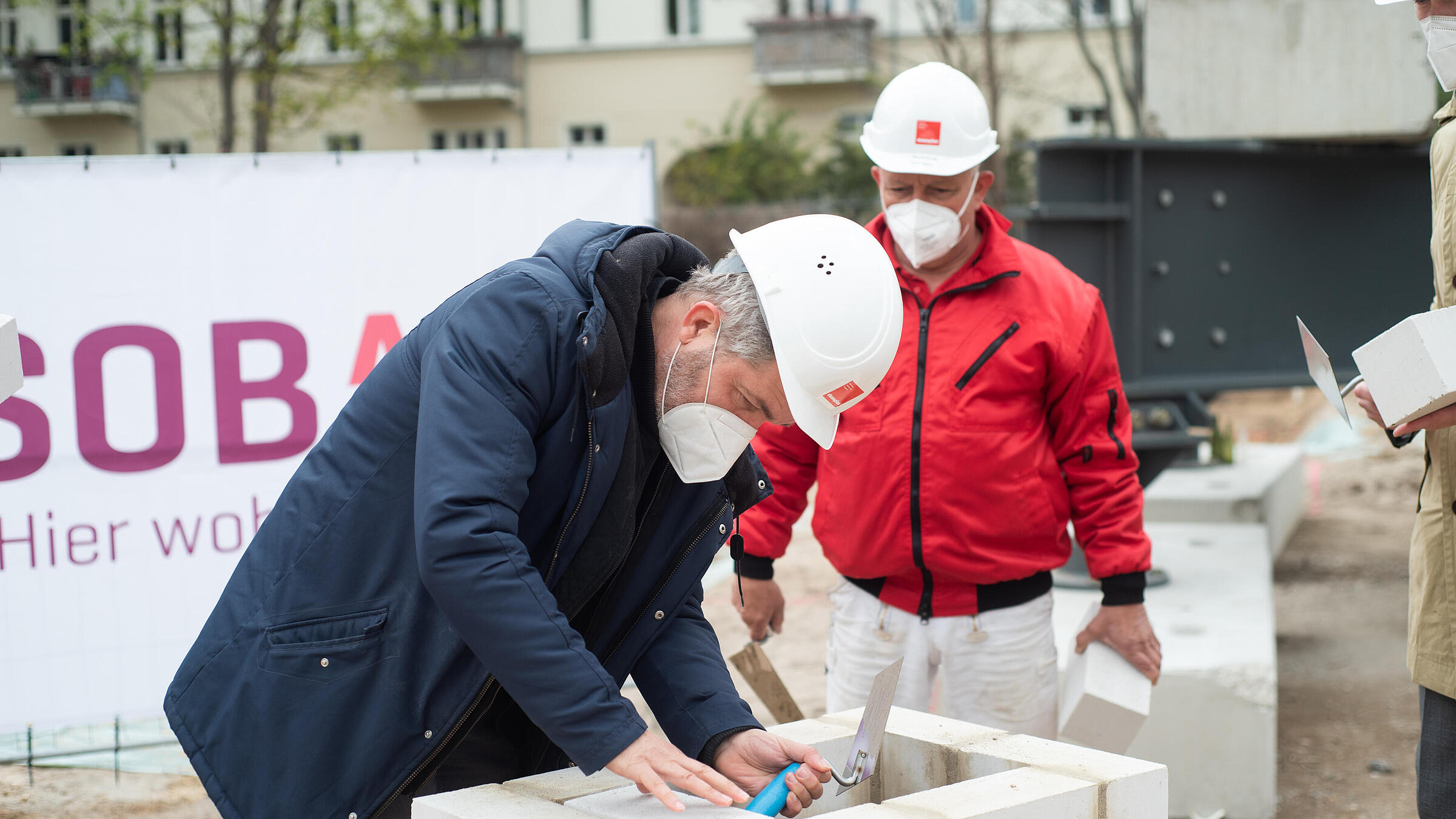 Alexander Zech befüllt den Grundstein