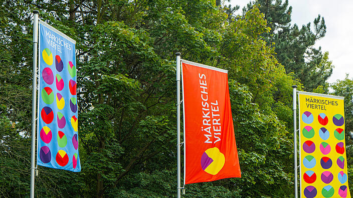 Bunte Fahnen im Märkischen Viertel-Design