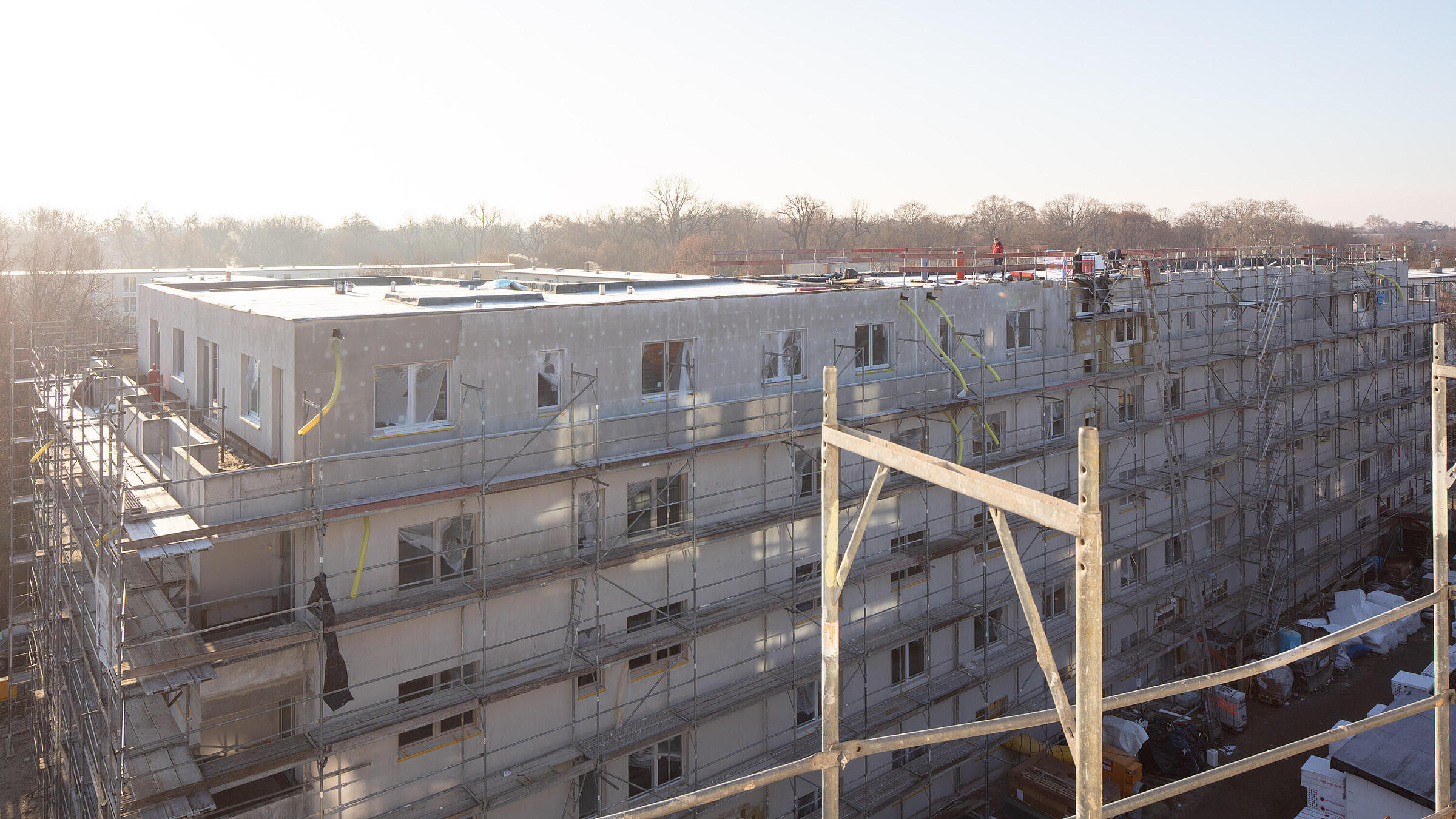 Außenaufnahme zeigt Gebäude im Bau mit Gerüst