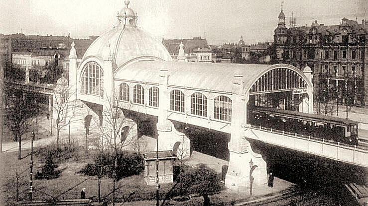 Schwarz-Weiß-Aufnahme des Bahnhofs am Nollendorfplatz