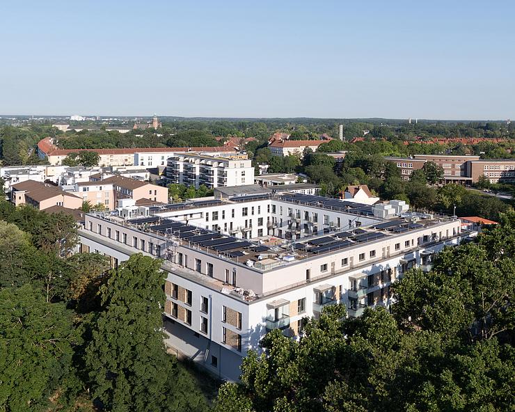 Aufnahme zeigt das Quartier Alt-Wittenau von oben, den Blick in den Innenhof gerichtet. 