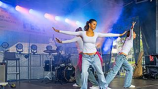 Auftritt einer Gruppe junger Tänzerinnen und Musikerinnen