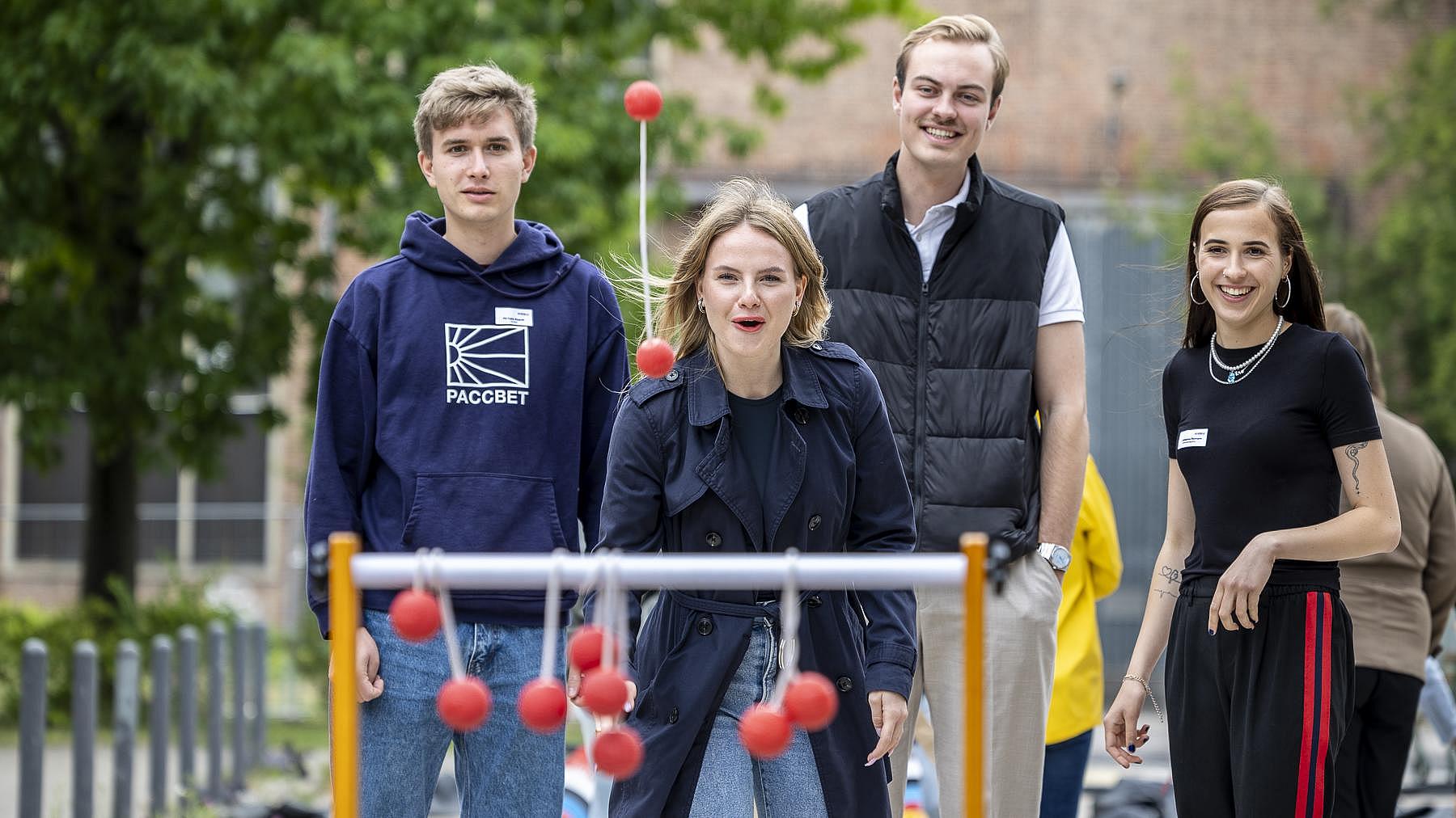 Außenaufnahme zeigt Auszubildende bei einer Aktivität.