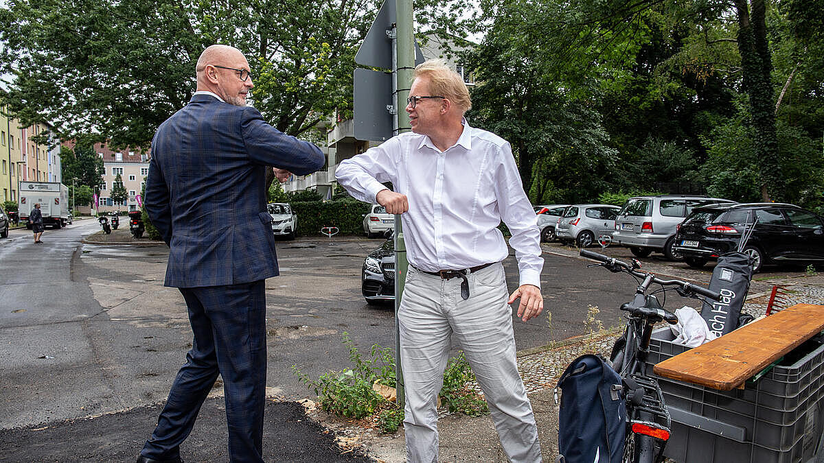 Jörg Franzen, Gesobau-Vorstandsvorsitzender begrüßt den stellvertretenden Bezirksbürgermeister Ephraim Gothe