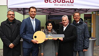 Bild zeigt symbolische Schlüsselübergabe in der Titiseestraße am 6. November 2024 (v.l.n.r.): Thomas Harms (Superintendent Kirchenkreis Reinickendorf), Arjen ten Brinke (Geschäftsführer Ten Brinke), Emine Demirbüken-Wegner (Bezirksbürgermeisterin Reinickendorf), Christian Wilkens (Vorstand GESOBAU) und Christian Gaebler (Senator Stadtentwicklung, Bauen und Wohnen).