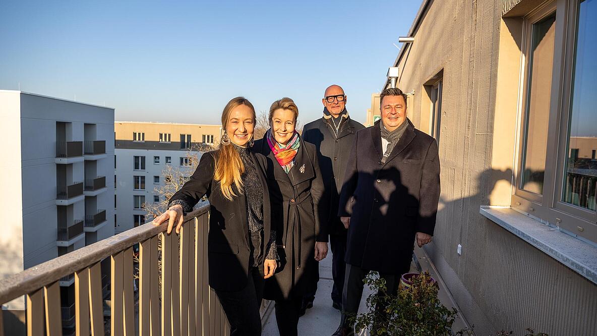 Eine Neumieterin zusammen mit Franziska Giffey, Regierende Bürgermeisterin von Berlin, Jörg Franzen, Vorstandsvorsitzender der GESOBAU AG, und Andreas Geisel, Senator für Stadtentwicklung, Bauen und Wohnen.