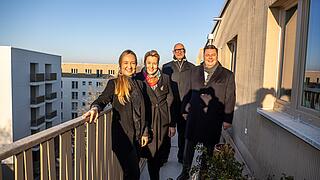 Eine Neumieterin zusammen mit Franziska Giffey, Regierende Bürgermeisterin von Berlin, Jörg Franzen, Vorstandsvorsitzender der GESOBAU AG, und Andreas Geisel, Senator für Stadtentwicklung, Bauen und Wohnen.