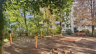 Kinderspielplatz mit Holzparkour und Sandkasten
