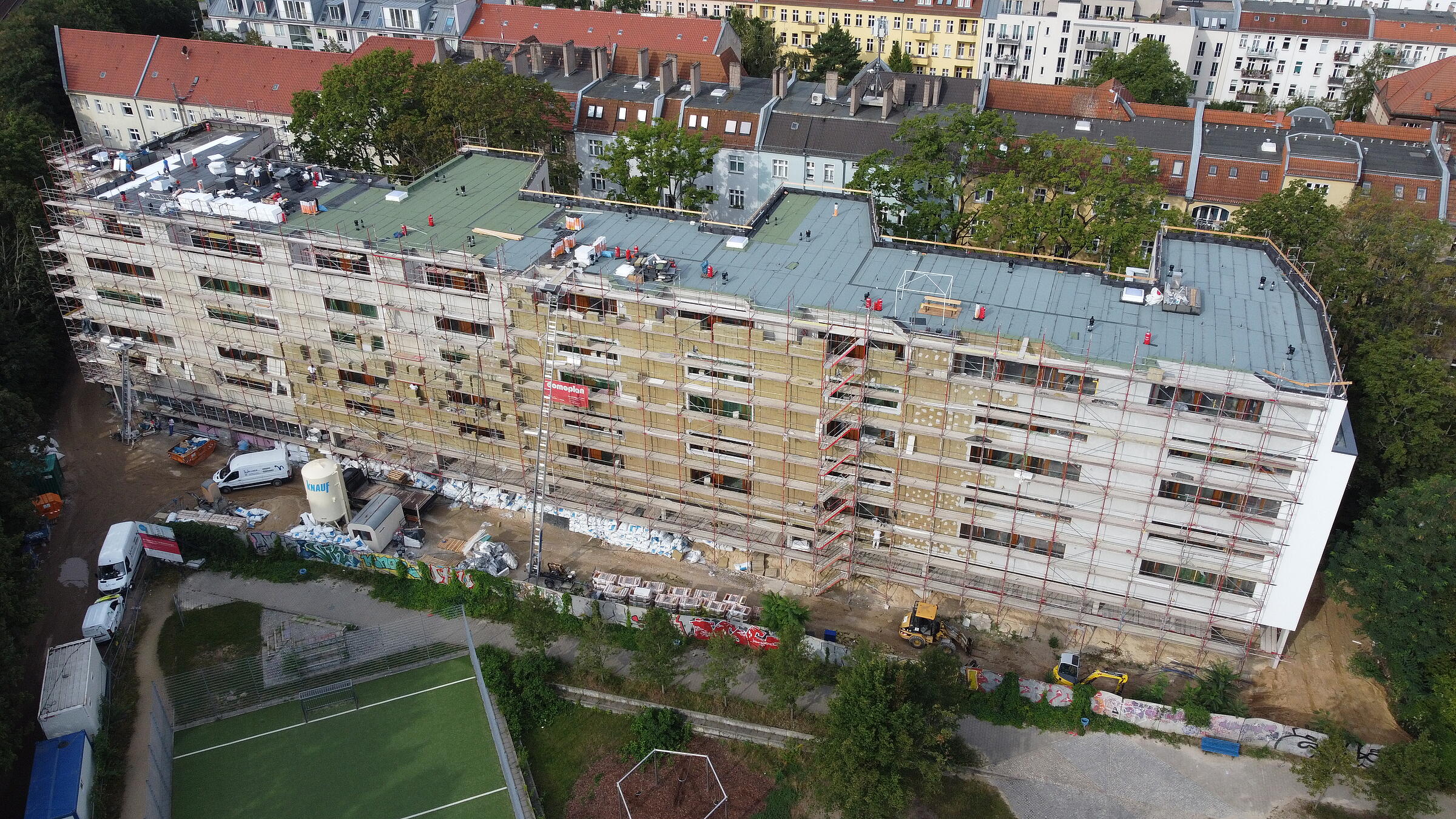 Luftaufnahme zeigt den Neubau in der Mühlenstraße vom Bolzplatz aus gesehen.