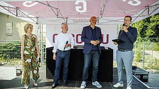 Lars Holborn hält seinen Redebeitrag auf der Bühne. Er steht neben Christian Wilkens, Stephan Machulik und Heike Wessoly.