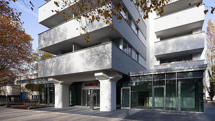Eingang der modernisierten ehemaligen Unternehmenszentrale der Gesobau am Wilhelmsruher Damm 142